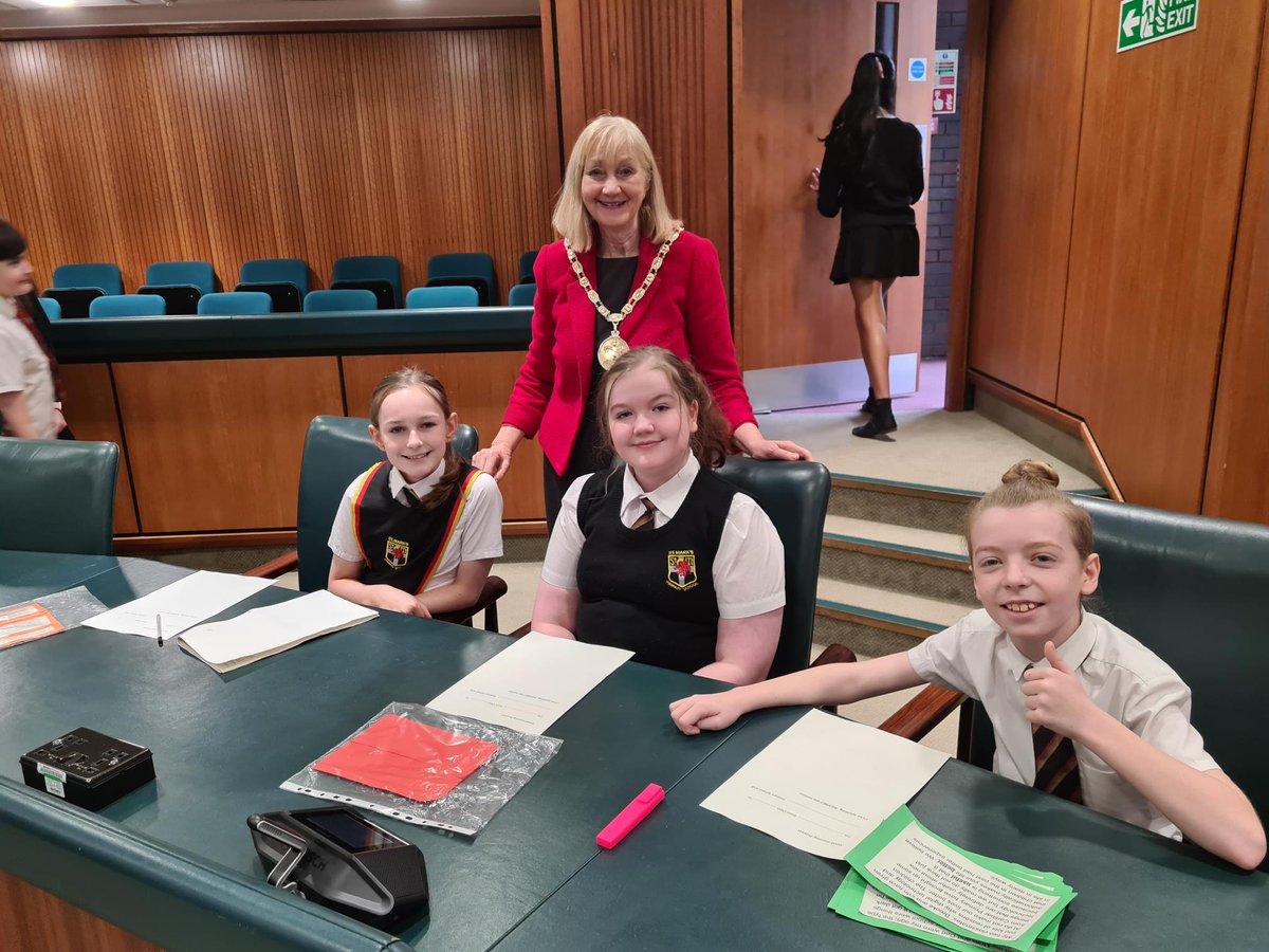 Huge congratulations to our P7 pupils who took part in the Lord Provost Debate at the East Renfrewshire Chambers. They prepared their arguments well and spoke with such confidence, successfully convincing the judges that digital devices and AI do not make our lives better! ⭐️