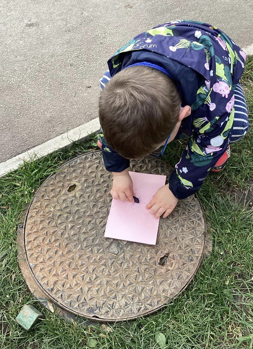 The Little Learners used their senses of sight and touch to explore different textures in the garden. There were some fantastic descriptions of what they had found ‘rough, 'spiky, ‘soft’ & ‘bumpy’. Then using crayons for rubbings, they created some fantastic patterns!