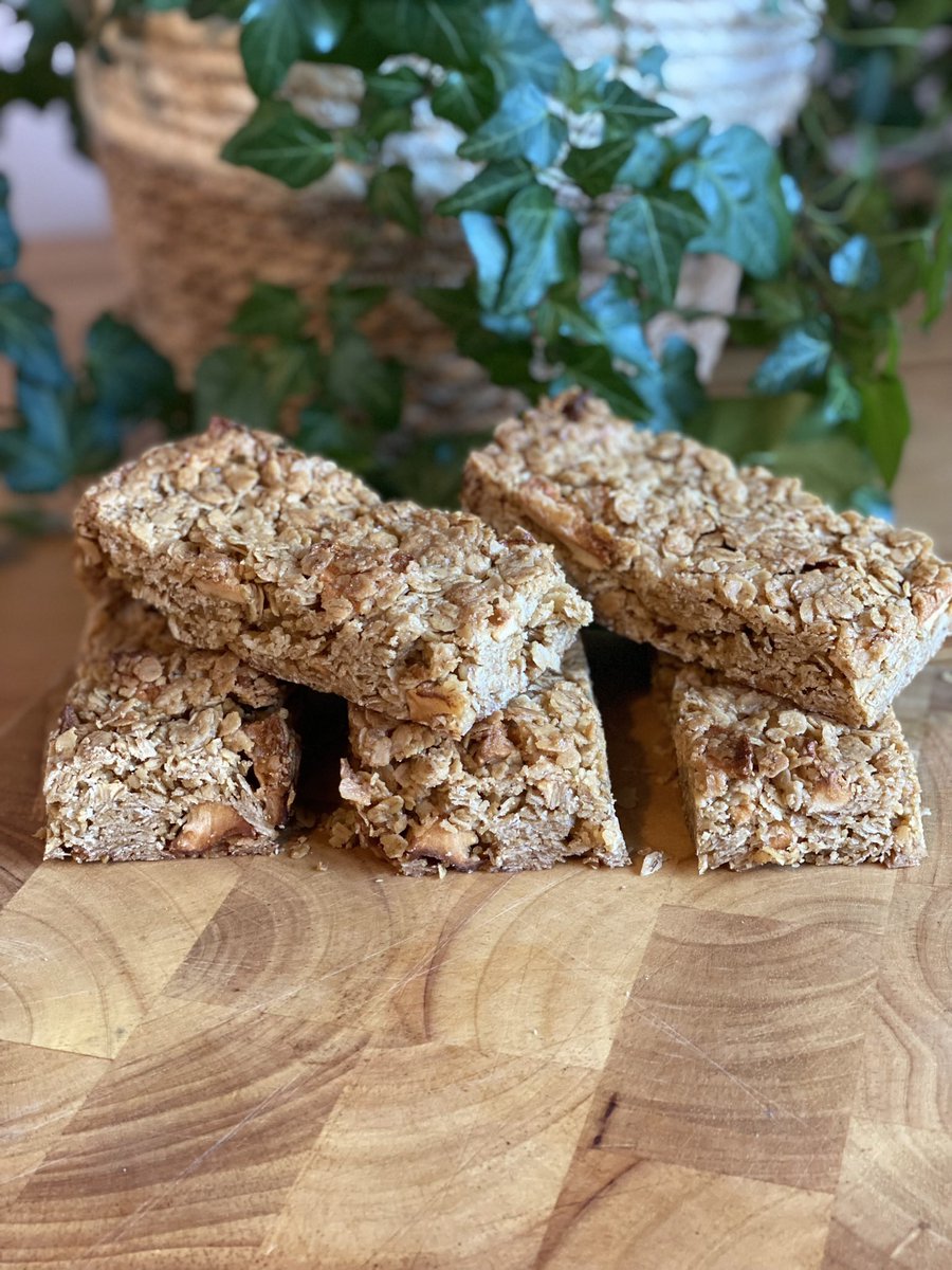 mrsbbakes's tweet photo. NEW FLAVOUR DROP!

as the saying goes, an 🍎 a day keeps the doctor away! 😋
#mrsbbakes #flapjacks #apple #delicious #homemade #foodphotography #baking #supportsmallbusiness #sweettreats #cateringservices @ChefSamltd https://t.co/oZ7MQFg8r0