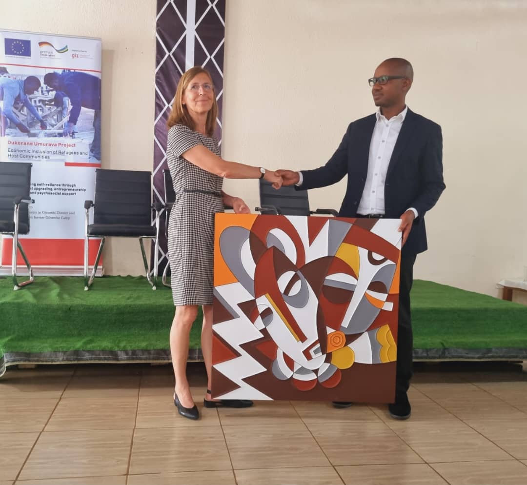 KireheDistrict's tweet photo. Today The Mayor @rangira excited to welcome H.E.the German Ambassador,Ms Heike Uta Dettmann in District engagement event organized by #ECOREF project.The workshop brings together the project's stakeholders in Kirehe with the aim build on experiences & lessons learned from #ECOREF https://t.co/odAddO2JvD