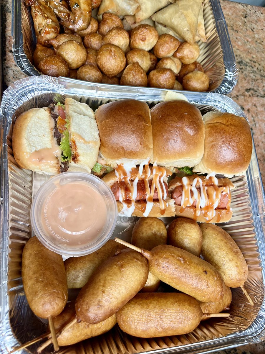 Enjoyment platter with every item on the menu 😍 10 mini corndogs: N8000 4 mini burgers: N4000 2 mini hotdogs: N1000 10 spring rolls: N2000 10 samosas: N2000 10 wings: N2400 25 puffs: N1500 Total: N20,900 📍KADUNA