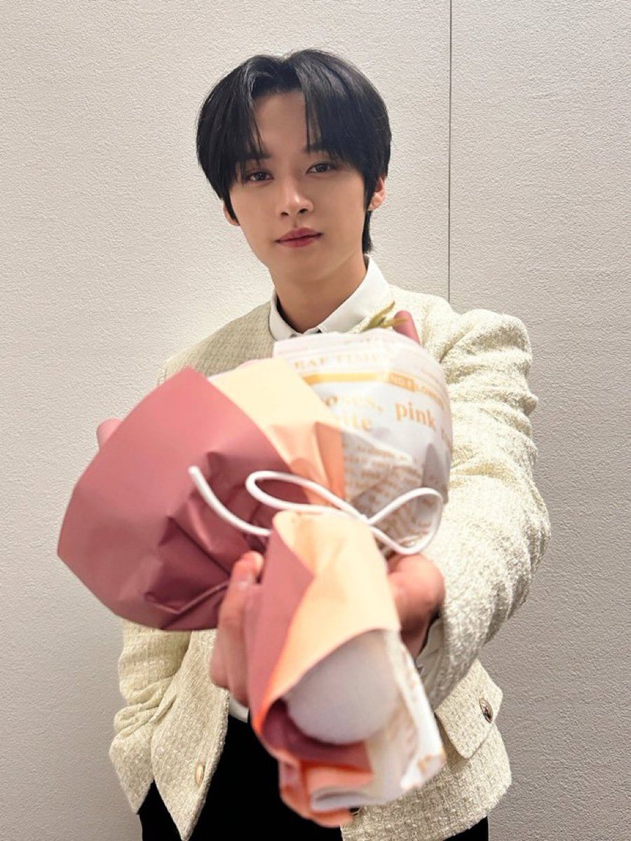 everyone giving                                lee know
     us flowers