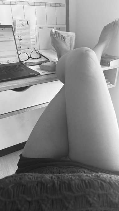 Some work from home fun today&hellip; https://t.co/jN6fg52qwd<a href="/tag/bossbabe"class="tags"><span>#bossbabe</span></a><a href="/tag/feet"class="tags"><span>#feet</span></a><a href="/tag/sexyinthecity"class="tags"><span>#sexyinthecity</span></a><a href="/tag/legsfordays"class="tags"><span>#legsfordays</span></a><a href="/tag/milf"class="tags"><span>#milf</span></a>