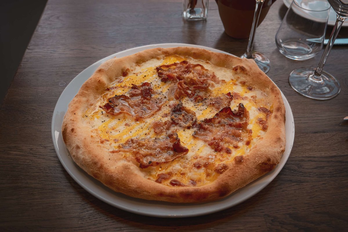 Discover the Bottomless Pizza and Lounge Music by La Pizzica! 🍕

✨ Every Wednesday from 6 to 10 pm: unlimited pizza + 1 drink (pint beer or house wine or soft drink)

Only £25 per person!

bit.ly/3FX5AhK

#londonrestaurant #fulham #italianfood #italianresturant