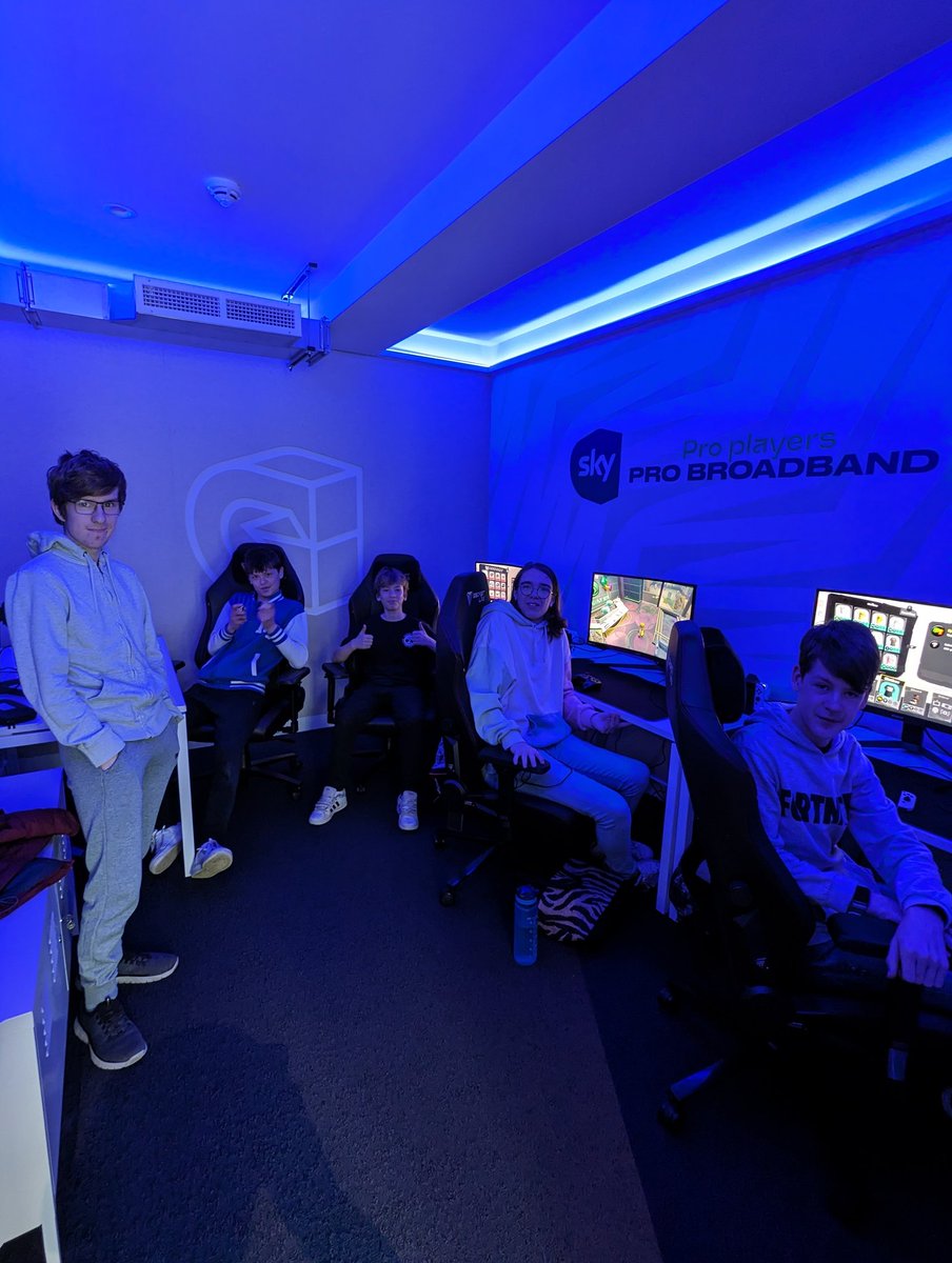 DigSchoolhouse's tweet photo. 🐙🎬 We are going LIVE now for the #Splatoon3 semi-final in partnership with @NintendoUK, hosted today at the wonderful @guildesports! 

Tune in now ▶️ https://t.co/iat8n1MxdV 

#dshesports https://t.co/HnFU3g2trh