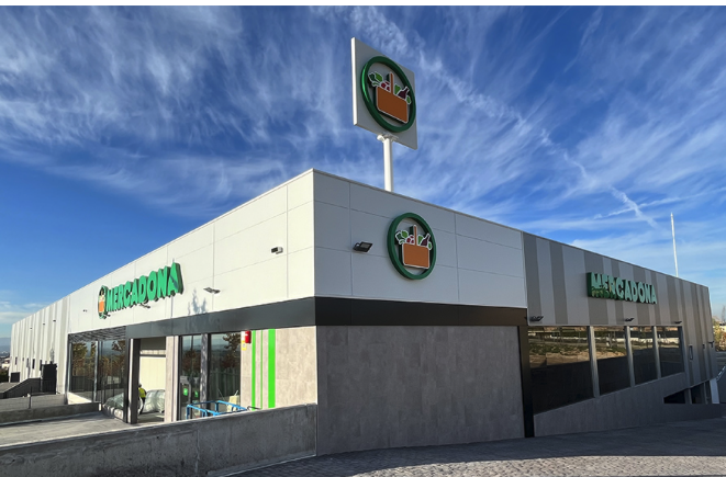 JulioGCastillo's tweet photo. Mercadona: cómo hacer un negocio colosal a partir del  sector agroalimentario, deprimido y no rentable
https://t.co/cBArAPu6dc https://t.co/qHqNpaWh5U
