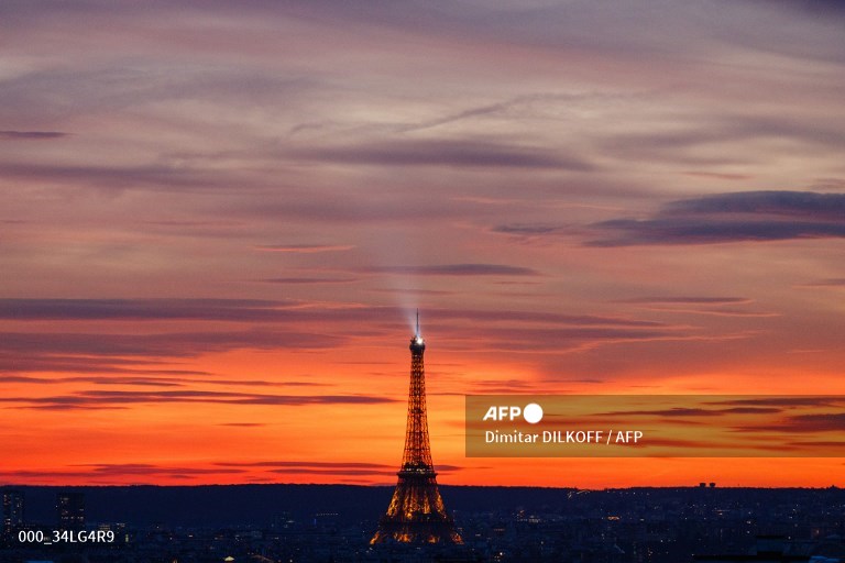 Eiffel Tower is illuminated at sunset, in Paris. 📸@dilkoff #AFP