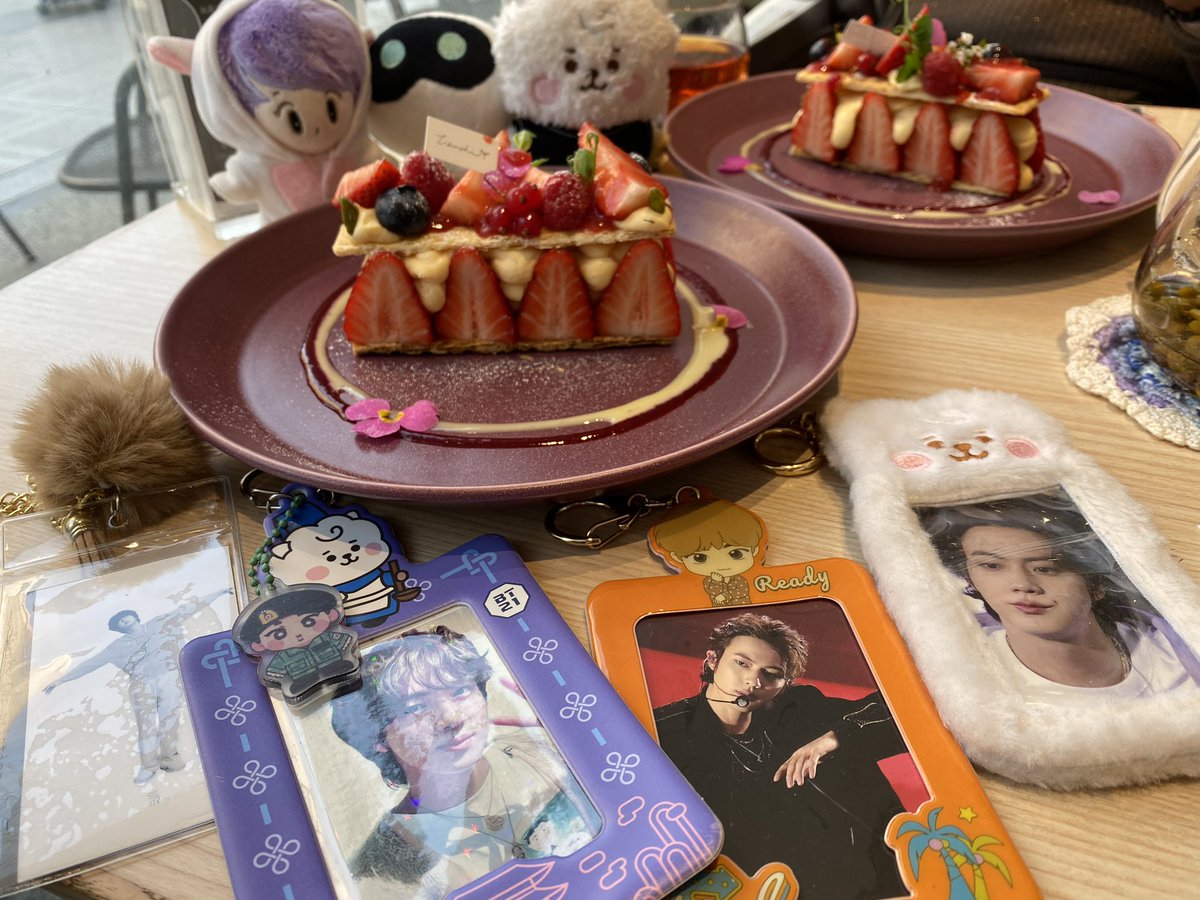 jinBTS743409's tweet photo. 仕事おわっての〜
急なお誘いにも 会いに来てくれて〜❤️
久しぶりに会えた〜😏💕
行きたかったCafeでの
いちごのミルフィーユ🍓✨
映えをねらってみましたが。。🤣
#Tsuchi 農園野菜と新鮮魚介
#アミ友 https://t.co/uIvHhLNU6t