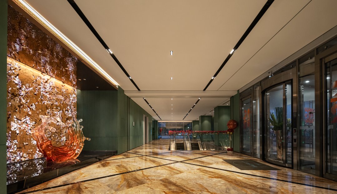 PuriLighting's tweet photo. A significant display wall stands at the lobby entrance, showcasing sculptures with unique shapes and colors that add an artistic flair to the space. The lighting arrangement emphasizes layers, highlighting the crucial role of lighting in defining the spatial ambiance. https://t.co/vjcfHAK6Oi