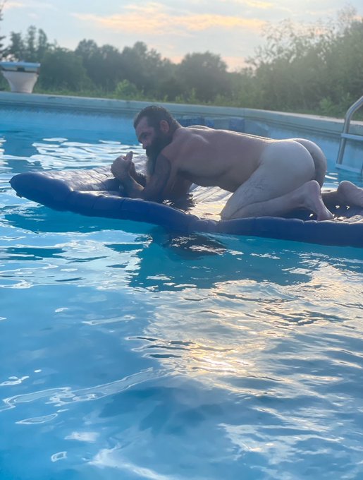Is it summer yet? I think we need to have a pool party. https://t.co/OBy02OHEBs
