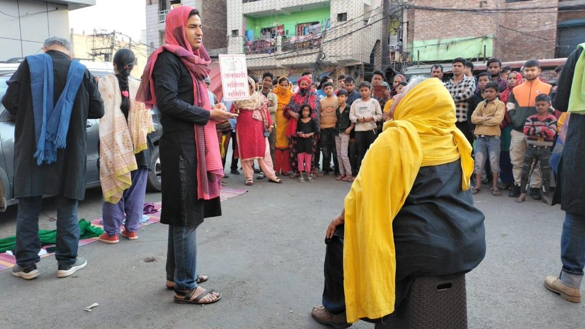 अंतराष्ट्रीय महिला दिवस के मौके पर जनवादी महिला समिति के लिए जन नाट्य मंच ने दिल्ली के अलग अलग इलाकों में अपना नाटक पेश किया।
जनम का नाटक 'कभी ना ख़त्म होता काम' असंगठित और संगठित क्षेत्र में काम कर रही महिला मज़दूरों के बारे में है।

#womenworkers 
#थिएटर 
#streettheatre 
#महिला