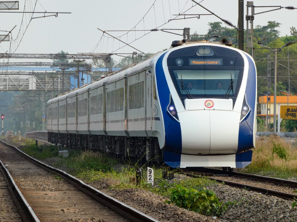 drm_tvc's tweet photo. The white and blue line connecting destinations! 20632 Thiruvananthapuram Central - Mangalore Central Vande Bharat clicked during its maiden voyage today.
📸Eashwar Vasudev
#Vandebharath #ThiruvananthapuramCentral
#MangloreCentral #SouthernRailway https://t.co/3320XOq09J