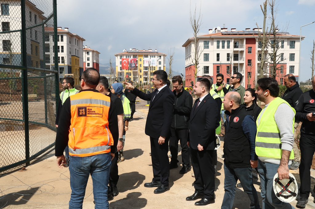 📍Hatay • Hassa Deprem bölgesinde inşa ve ihya çalışmaları hız kesmeden devam ediyor. Hassa ilçemizde inşa edilen 3.917 konutluk dev projede sona geldik, anahtar teslimlerine hızla devam ediyoruz. 3 Şubat 2024 tarihinde gerçekleştirilen kura çekim töreninde evi belirlenen