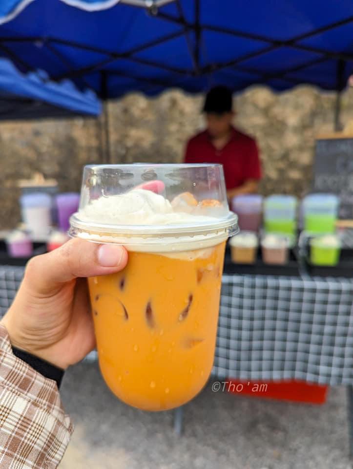 AkeemSharyzal's tweet image. Menarik cara dia meniaga

Susun jug je. Then kalau orang order baru letak ais. Jimat ais kalau camni. 

Air pun still pekat and tak tawar.