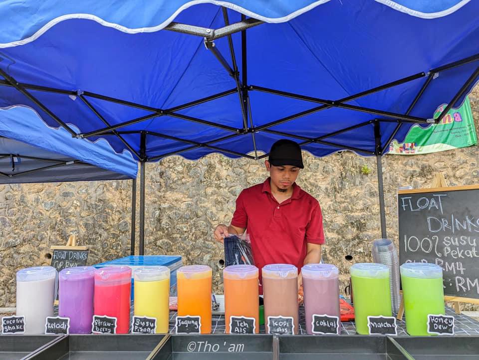 AkeemSharyzal's tweet image. Menarik cara dia meniaga

Susun jug je. Then kalau orang order baru letak ais. Jimat ais kalau camni. 

Air pun still pekat and tak tawar.