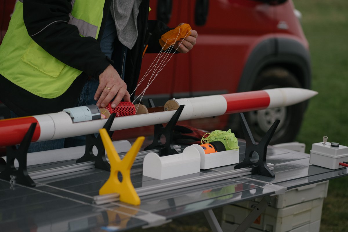 Aviaspace_eV's tweet photo. Gestern, Mi., 13.03., 🚀 @cansatde Dosensatelliten werden mithilfe einer Modellrakete auf bis zu einem Kilometer Höhe befördert, um ihre individuellen wissenschaftlichen Aufgaben zu erfüllen. @eseroDE @esa @DLR_de @dlr_next #zarm @CGI_DE @OHB_SE @DSI_aerospace @ruhrunibochum https://t.co/pJYc7sTJCR