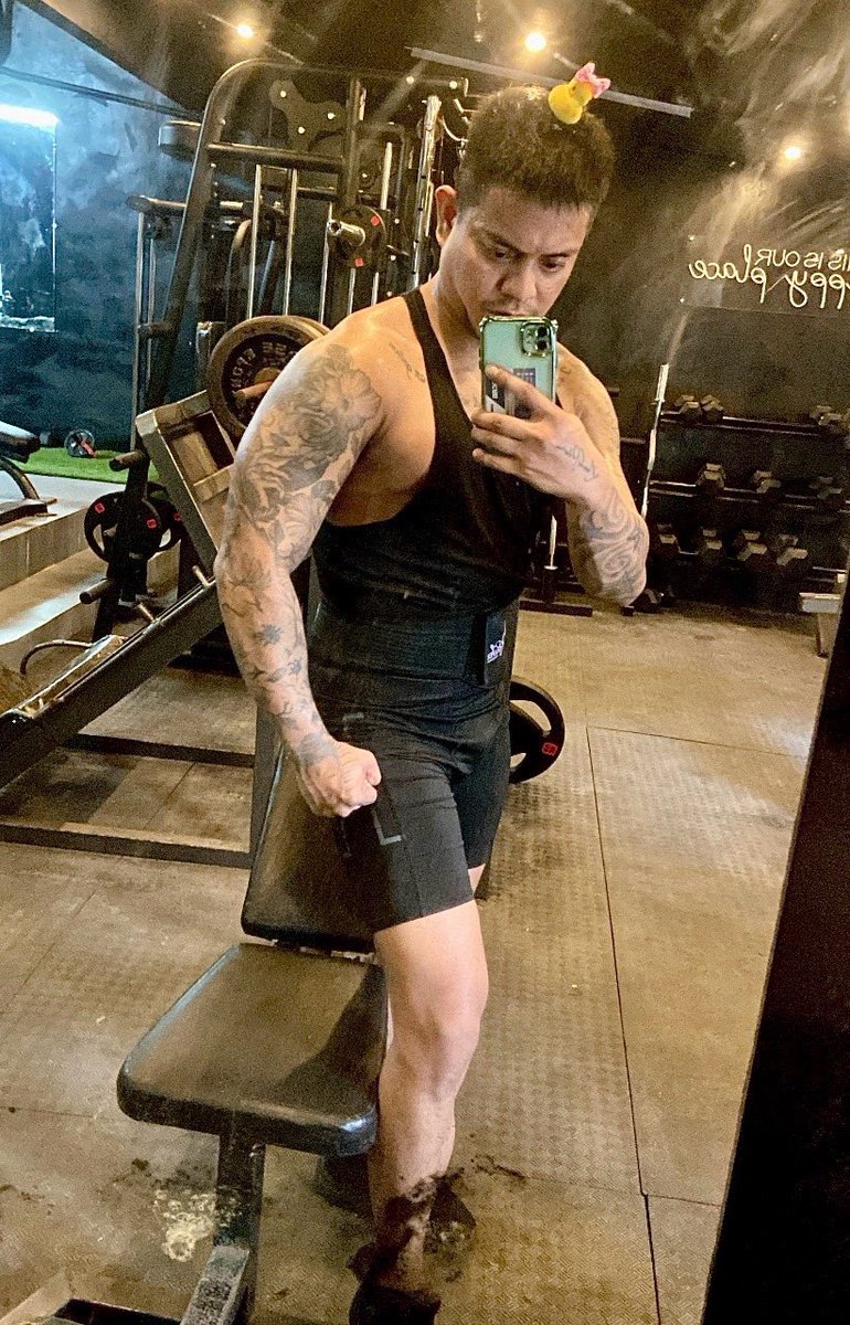 LPalambiano's tweet photo. MIRROR SELFIE DAHIL SOLO KO ANG PART NA TOH NG GYM! 💪

#PLHIV #PLHIVDIARIES #FITPLHIV #FITPOZ #POZFIT https://t.co/XwKgqxKt40