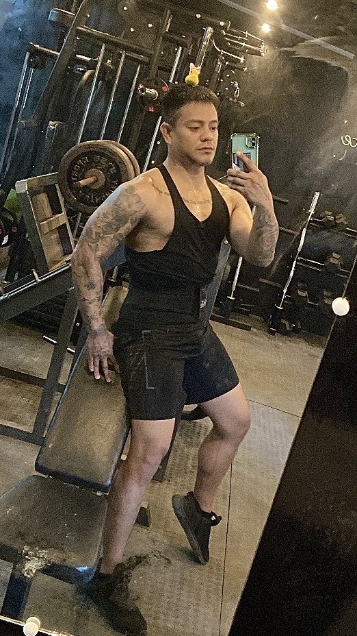 LPalambiano's tweet photo. MIRROR SELFIE DAHIL SOLO KO ANG PART NA TOH NG GYM! 💪

#PLHIV #PLHIVDIARIES #FITPLHIV #FITPOZ #POZFIT https://t.co/XwKgqxKt40