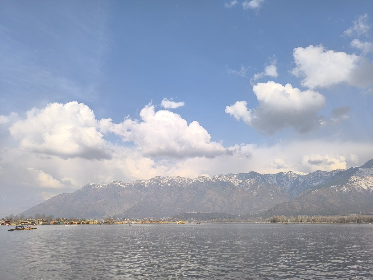 ErAquib__'s tweet photo. 🍁Jaan nisaar tum par ❤️
#dallake #Srinagar #Kashmir https://t.co/sTKVGcW41J