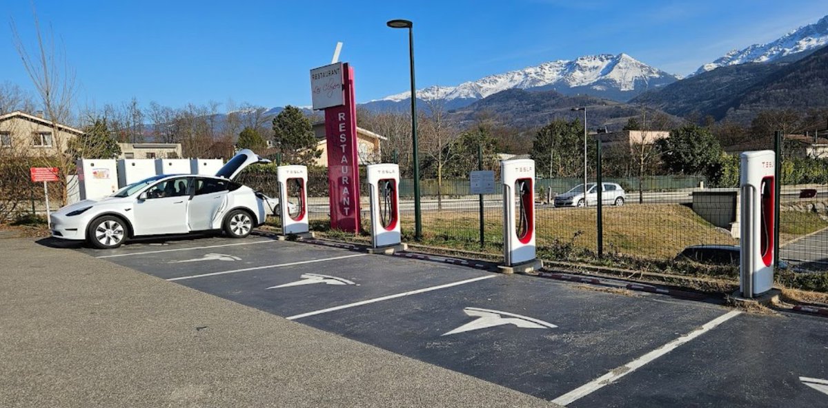 Tesla continue d'ouvrir les anciens SUC : Au tour de celui de Grenoble (enfin, pas trop loin de Grenoble 😋) 8x 150kW CCS Comme d'habitude, retrouvez le lien vers ma carte : tinyurl.com/StationsVE