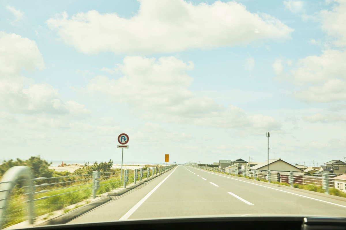 FIRSTDRIVE_jp's tweet photo. 東京からおよそ1時間30分。都市生活者にとって身近なベッドタウンとして馴染み深い房総エリア。

そこには、少しクルマを走らせるだけで異世界を感じられるパノラミックなドライブウェイが続いていた。 
https://t.co/TDcNIoyLJU https://t.co/VoATTXC3Zw