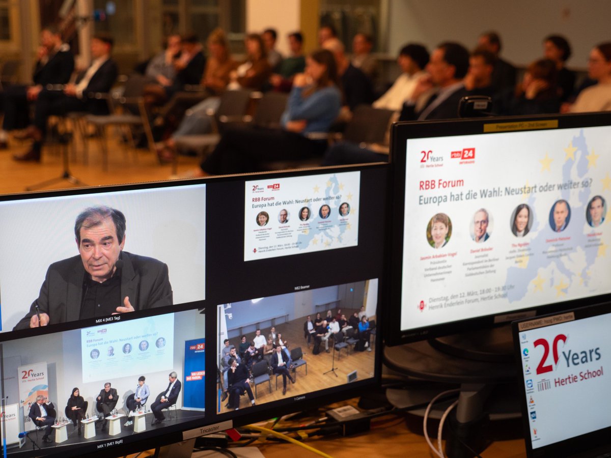 Hertie School (@thehertieschool) on Twitter photo Wie sehen die nächsten 5 Jahre Europa aus? #Europawahl
Das diskutierten wir mit Jasmin Arbabian-Vogel <a href="/VdU_eV/">VdU-Unternehmerinnen</a>, <a href="/dbroessler/">Daniel Brössler</a> <a href="/SZ/">Süddeutsche Zeitung</a>, <a href="/onethuthree/">Thu Nguyen</a> <a href="/DelorsBerlin/">Jacques Delors Centre</a>, Dominik Pietzcker <a href="/hs_macromedia/">Hochschule Macromedia</a> und Harald Asel <a href="/rbb24/">rbb|24</a>.
📻 Ausstrahlung am Sonntag im <a href="/rbb24/">rbb|24</a>! Wie sehen die nächsten 5 Jahre Europa aus? #Europawahl
Das diskutierten wir mit Jasmin Arbabian-Vogel <a href="/VdU_eV/">VdU-Unternehmerinnen</a>, <a href="/dbroessler/">Daniel Brössler</a> <a href="/SZ/">Süddeutsche Zeitung</a>, <a href="/onethuthree/">Thu Nguyen</a> <a href="/DelorsBerlin/">Jacques Delors Centre</a>, Dominik Pietzcker <a href="/hs_macromedia/">Hochschule Macromedia</a> und Harald Asel <a href="/rbb24/">rbb|24</a>.
📻 Ausstrahlung am Sonntag im <a href="/rbb24/">rbb|24</a>!