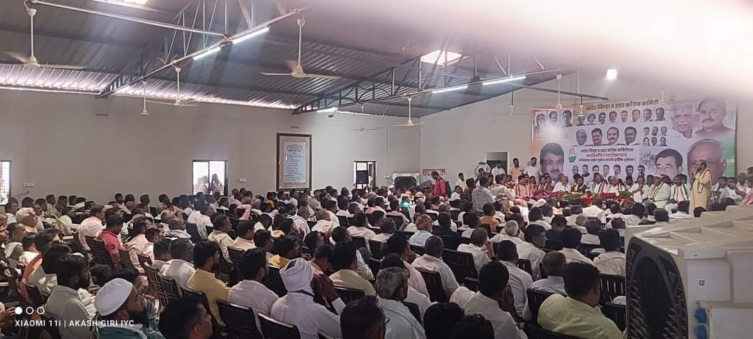 BhilwandePatil's tweet photo. नांदेड लोकसभेचे संभाव्य उमेदवार मा.आ.वसंतराव पाटील चव्हाण यांच्या अध्यक्षतेखाली काँग्रेसच्या नविन प्रभारी जिल्हाध्यक्षांची नियुक्त 
यात बहुसंख्येने जमलेल्या काँग्रेस कार्यकर्त्यांच्या गर्दी वरून अगामी लोकसभेचे काय निकाल येईल हे सांगणे वेगळे नाही..
@INCIndia @RahulGandhi https://t.co/YfPOZJ7LAx