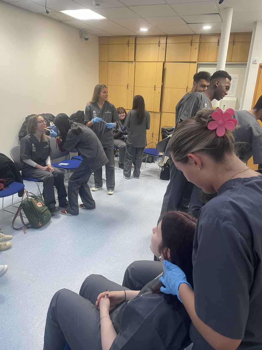 Our 1st Year Students starting their Gastrointestinal Block this week learning about Oral Examination with @DundeeDental 🦷🪥 #PeertoPeerExamination #Year1MedicalStudents