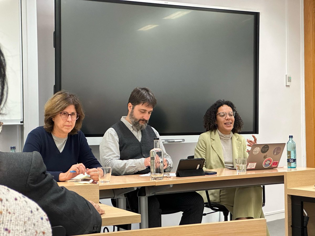 En la segunda mesa participan @vivianeogou, Cristina Manzanedo y Josep Buades de @claversjm, dialogando sobre racismo institucional, los retos que conlleva el nuevo Pacto de Migración y Asilo de la #UE, y la deshumanización de las personas #migrantes.