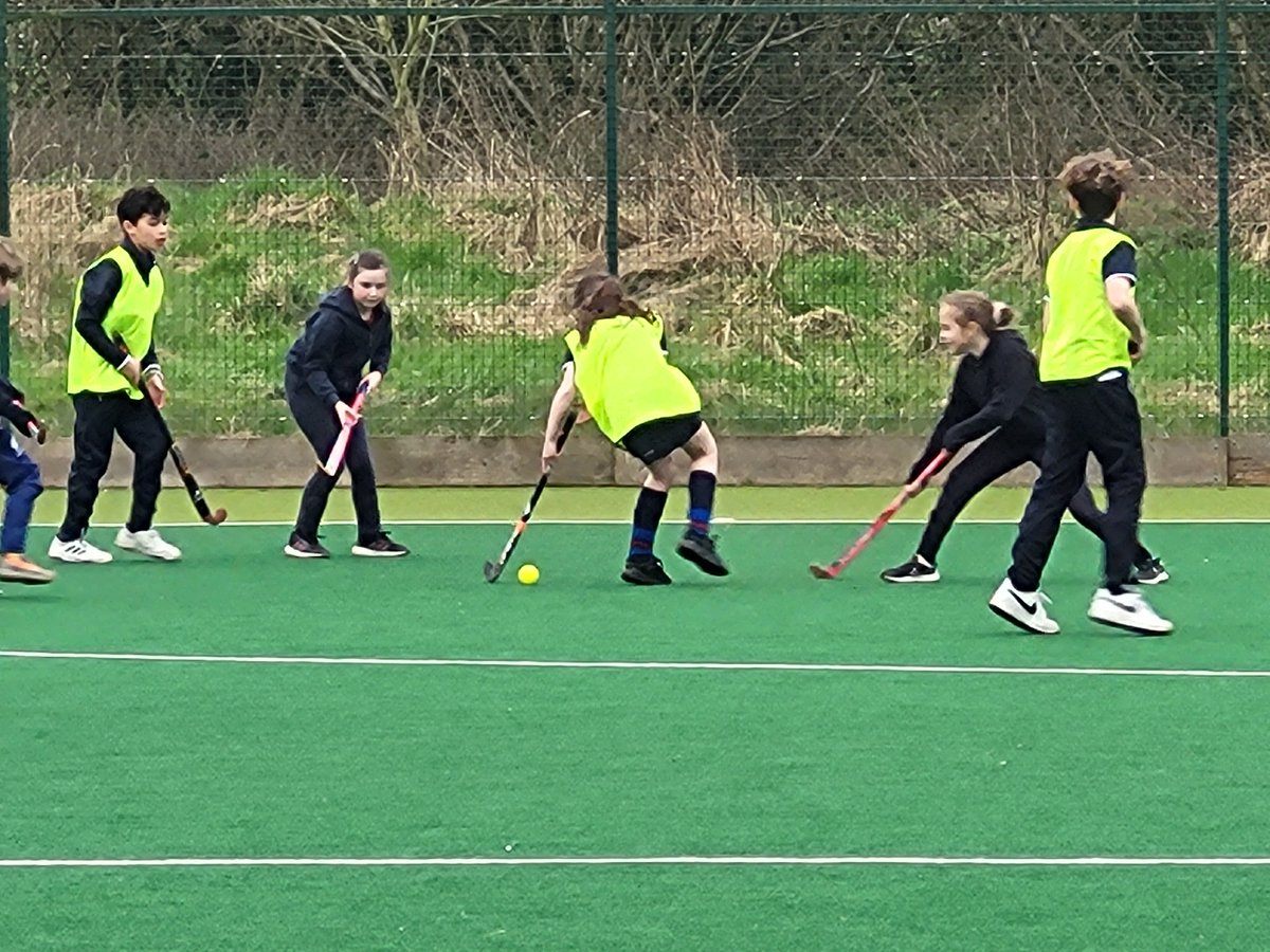 A great day of hockey yesterday supported by @BromsgroveHC & 7 AMAZING leaders @SouthBromsHigh 🏑 273 pupils from @Fairfield_First Meadows @HanburySchool Finstall @stpeters_first Dodford @Alvechurch_PE St Andrew's @afmsPE @Lickey_Hills @stjohnsmiddle @Catshillmid &Blackwell👏