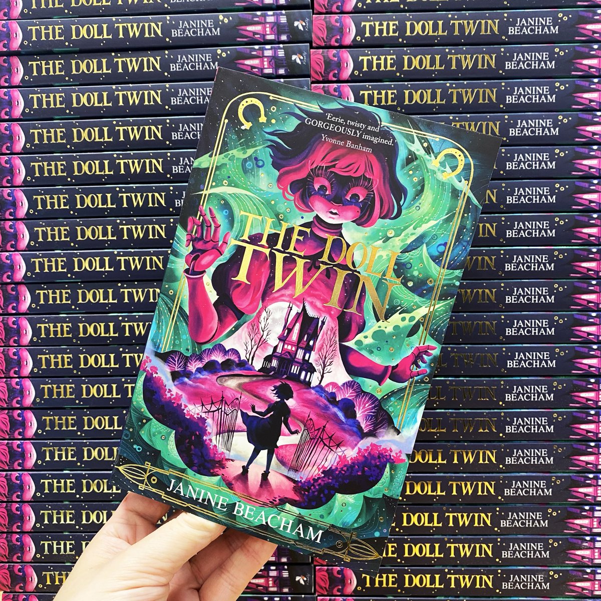 ✨ BOOK POST ✨ We've had a very exciting delivery at Firefly HQ this morning. The Doll Twin is an eery and atmospheric middle grade book written by Janine Beacham. As always, Nathan Collins' glorious artwork has blown us away! Pre-order now: fireflypress.co.uk/books/the-doll…