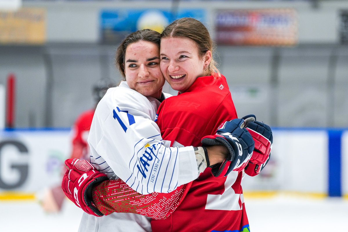 On fait un gros câlin à <a href="/chloeaurard/">chloe aurard</a> pour lui souhaiter un bon anniversaire 🥳

Pionnière des Bleues en <a href="/thepwhlofficial/">PWHL</a>, elle fête ses 25 ans 🇫🇷

#TeamFranceHockey