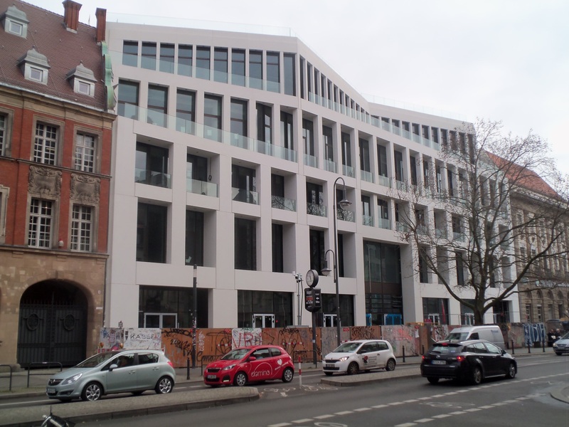 Das ehemalige C&amp;A-Haus Karl-Marx-Strasse in Neukölln soll als Event-Location  "Cank-Haus" auferstehen. Und der als  "kreativer Kosmos"  Kalle vermarktete Investorklotz 2 Häuser weiter sucht noch Mieter. Eigentlich sollte 2022 eröffnet werden.
siehe: facettenneukoelln.wordpress.com/2024/03/14/wir…