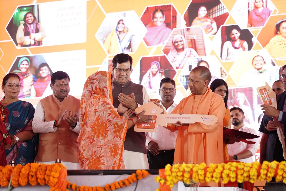 Hon’ble Chief Minister of Uttar Pradesh Yogi Adityanath handed over the keys of #puccahouses to some beneficiaries of #PMAYUrban in an event held in Lucknow on 12th March 2024. #HousingForAll #TransformingLives #TransformingUrbanLandscape