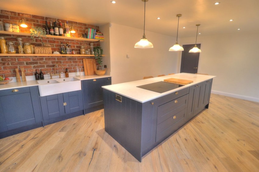 💥New To Movuno💥

4 Bed, Semi-Detached on Deansgate, Hindley.

This impressive split level house presents a rare opportunity for families seeking a harmonious blend of space, style, and modern convenience. 

💻movuno.com/property/4e1ed…

📞01942 559102