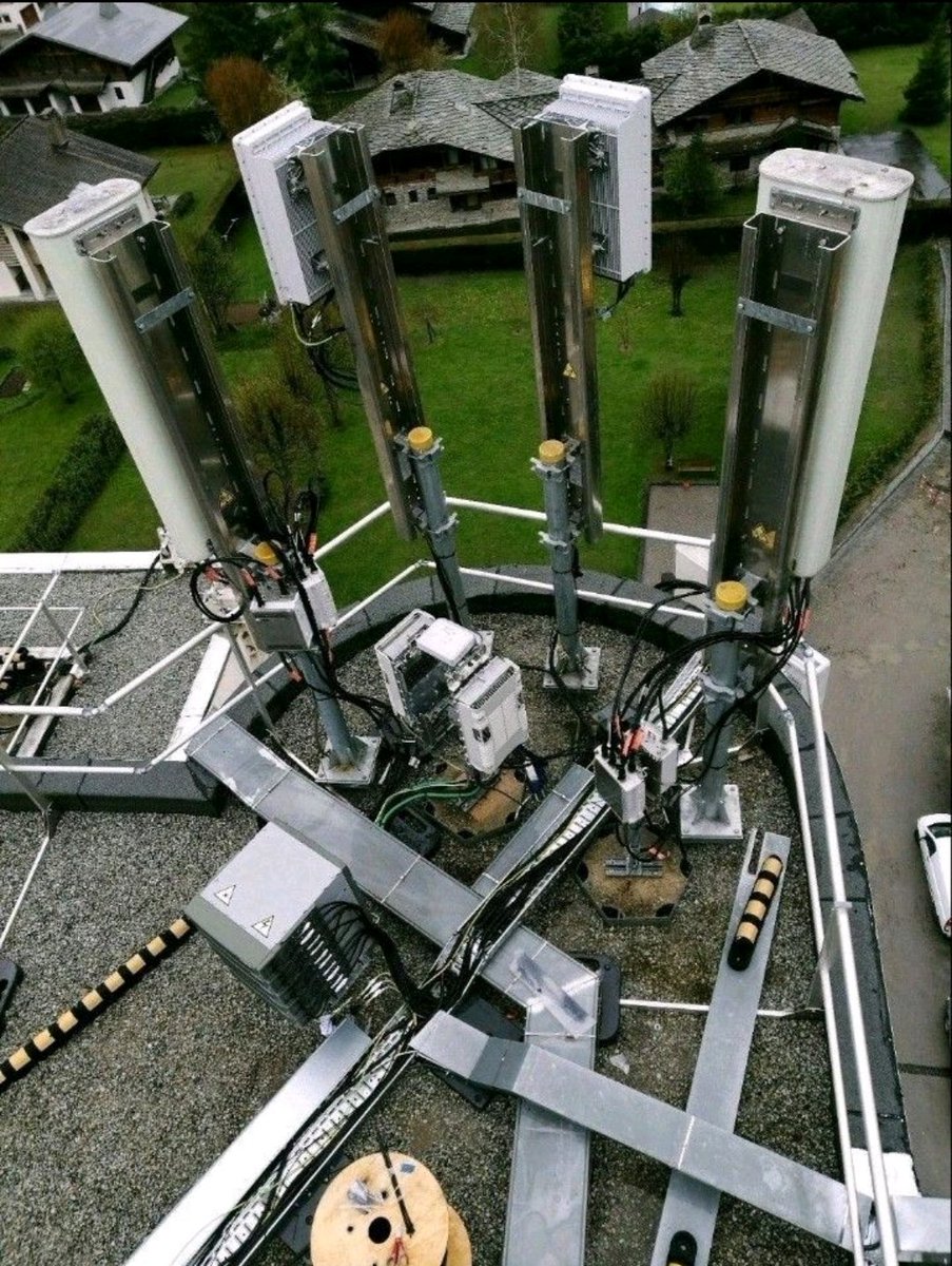 AdenOasis's tweet photo. ⭕ ثريد المحاكاة الافتراضية في 5G

 تشير المحاكاة الافتراضية في 5G إلى عملية إنشاء مثيلات افتراضية لوظائف الشبكة والبنية التحتية والموارد لتعزيز المرونة وقابلية التوسع واستخدام الموارد.
  • المحاكاة الافتراضية لوظيفة الشبكة (NFV)
  تقوم تقنية NEV بفصل وظائف الشبكة عن https://t.co/a2VW69ilTD