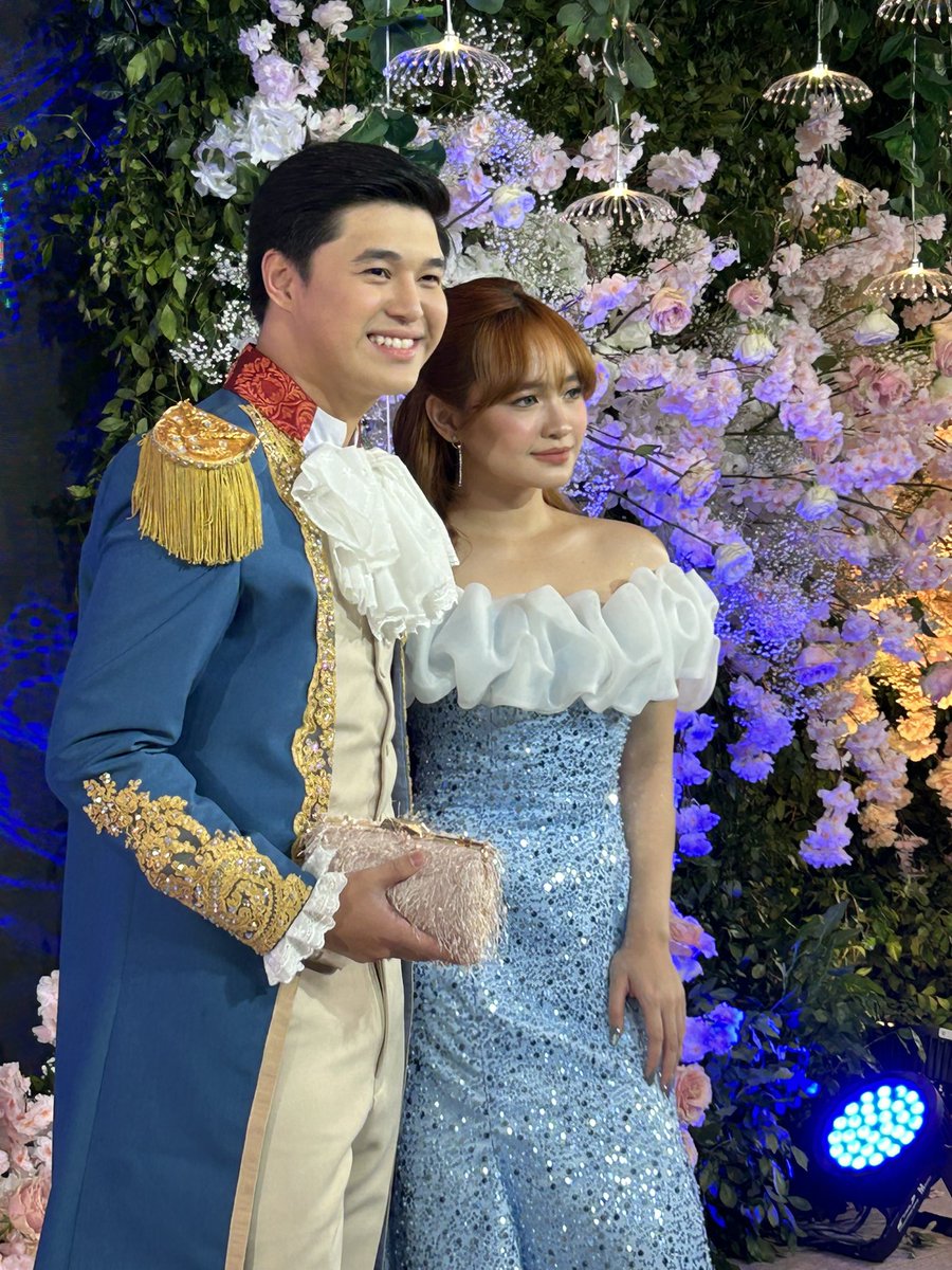 MAGICAL ✨ LOOK: “When Magic Hurts” stars Beaver Magtalas and Mutya Orquia grace the #StarMagicalProm ivory carpet in their matching blue ensembles. Magtalas did his “promposal” to Orquia during the mediacon of their upcoming film. | @HMallorcaINQ