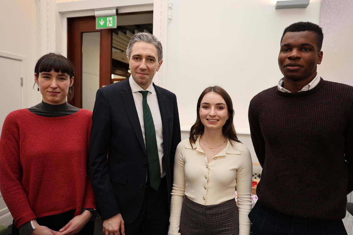 A fascinating and insightful visit to @imperialcollege to discuss the strong research and innovation links we have between Imperial and the Irish R&I community. 🇮🇪🇬🇧 Great to meet Irish students and researchers based here and hear of the transformative work they are doing.