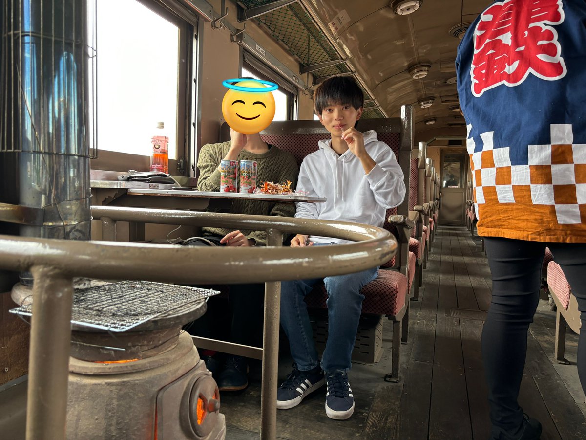 hskn0804's tweet photo. 新幹線で日帰り青森旅🚄💨

津軽鉄道 ストーブ列車に乗ったよ
ストーブで焼くスルメが名物らしい🦑 https://t.co/FEhgtfVolr