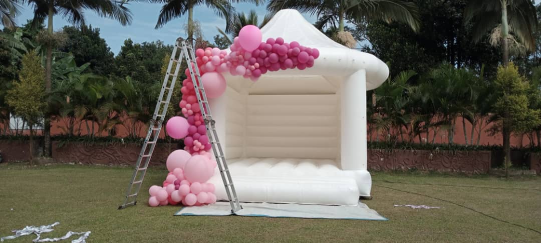Bouncing_Castle's tweet photo. Elevate Your Event with Our Stunning White Bouncy Castle adorned with Balloons! 📷📷
Looking to add a touch of magic to your upcoming party or event? Look no further! 📷 Our exquisite white bouncy castle, decked out with colorful  click for more https://t.co/bMi9LHC0I7 https://t.co/4XCsbDgzU8