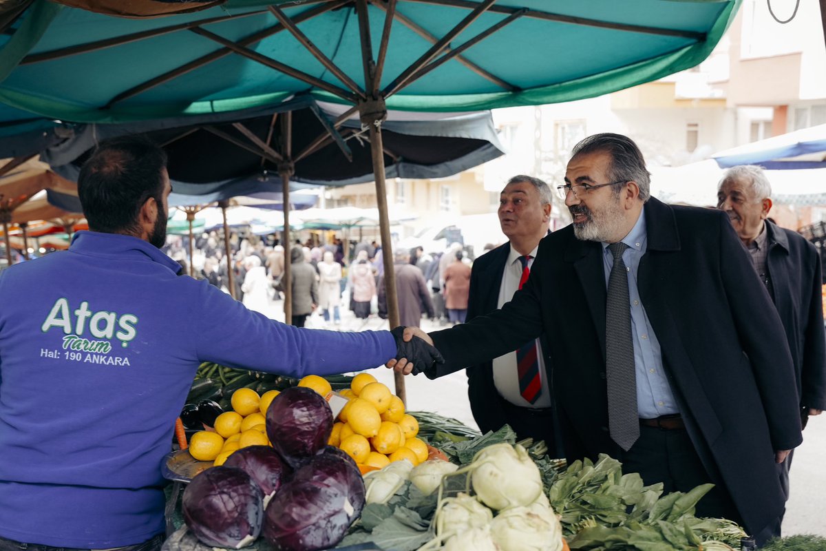 kemalbabuccu's tweet photo. Ayvalı Çarşamba Semt Pazarı'ndayız! 🛒

Pazarcı esnafımız ve hemşehrilerimizin; sorunlarını dinliyor, önerilerini alıyoruz.

Keçiörenlilerin nabzını tutarak, ilçemizi daha yaşanabilir bir yer olması için çalışacağız.

Birlikte daha İYİ günler için! ☀️

Keçiören İYİ olacak !

#EnİYİSİneLayıksınız #YerelSecim2024