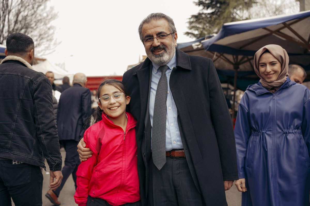kemalbabuccu's tweet photo. Ayvalı Çarşamba Semt Pazarı'ndayız! 🛒

Pazarcı esnafımız ve hemşehrilerimizin; sorunlarını dinliyor, önerilerini alıyoruz.

Keçiörenlilerin nabzını tutarak, ilçemizi daha yaşanabilir bir yer olması için çalışacağız.

Birlikte daha İYİ günler için! ☀️

Keçiören İYİ olacak !

#EnİYİSİneLayıksınız #YerelSecim2024