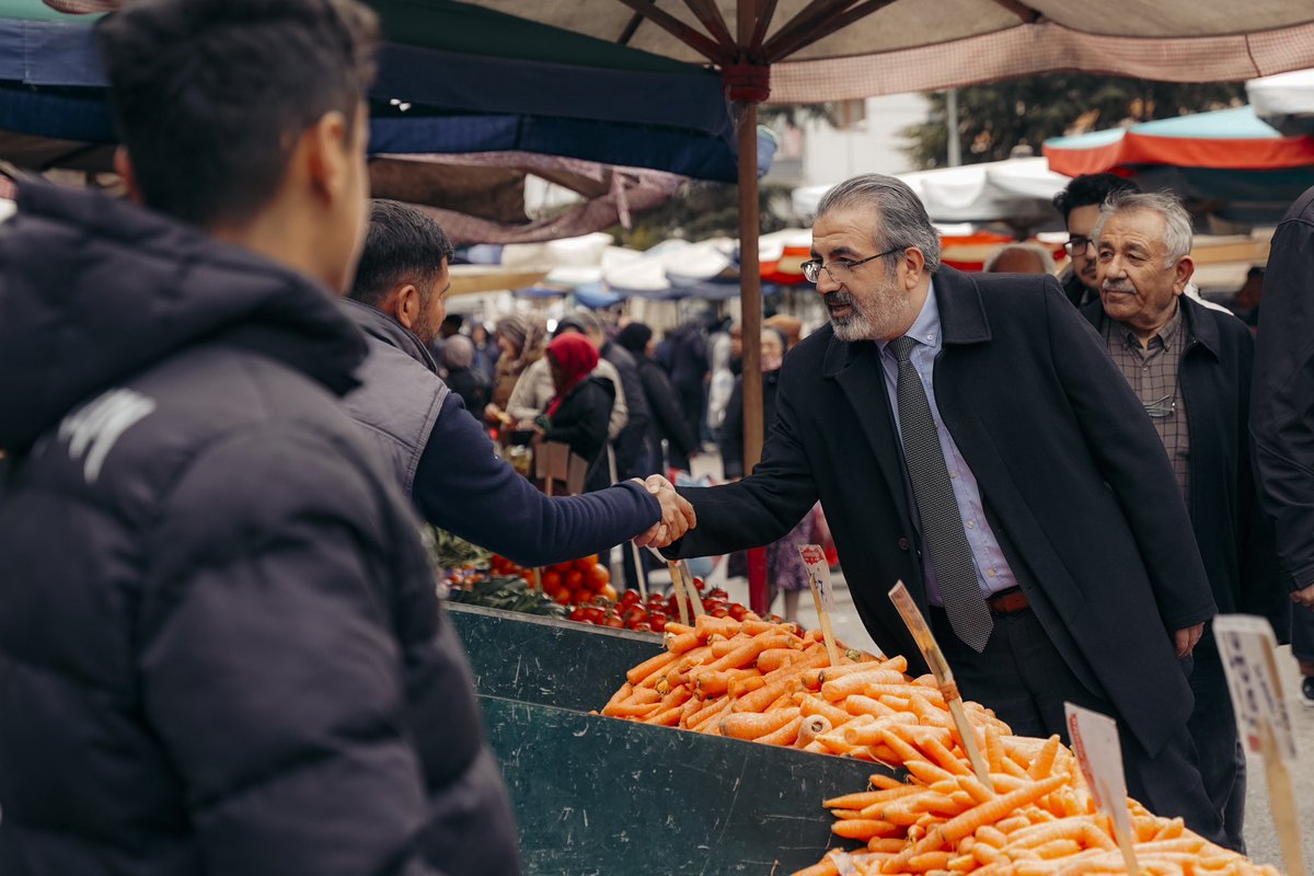kemalbabuccu's tweet photo. Ayvalı Çarşamba Semt Pazarı'ndayız! 🛒

Pazarcı esnafımız ve hemşehrilerimizin; sorunlarını dinliyor, önerilerini alıyoruz.

Keçiörenlilerin nabzını tutarak, ilçemizi daha yaşanabilir bir yer olması için çalışacağız.

Birlikte daha İYİ günler için! ☀️

Keçiören İYİ olacak !

#EnİYİSİneLayıksınız #YerelSecim2024