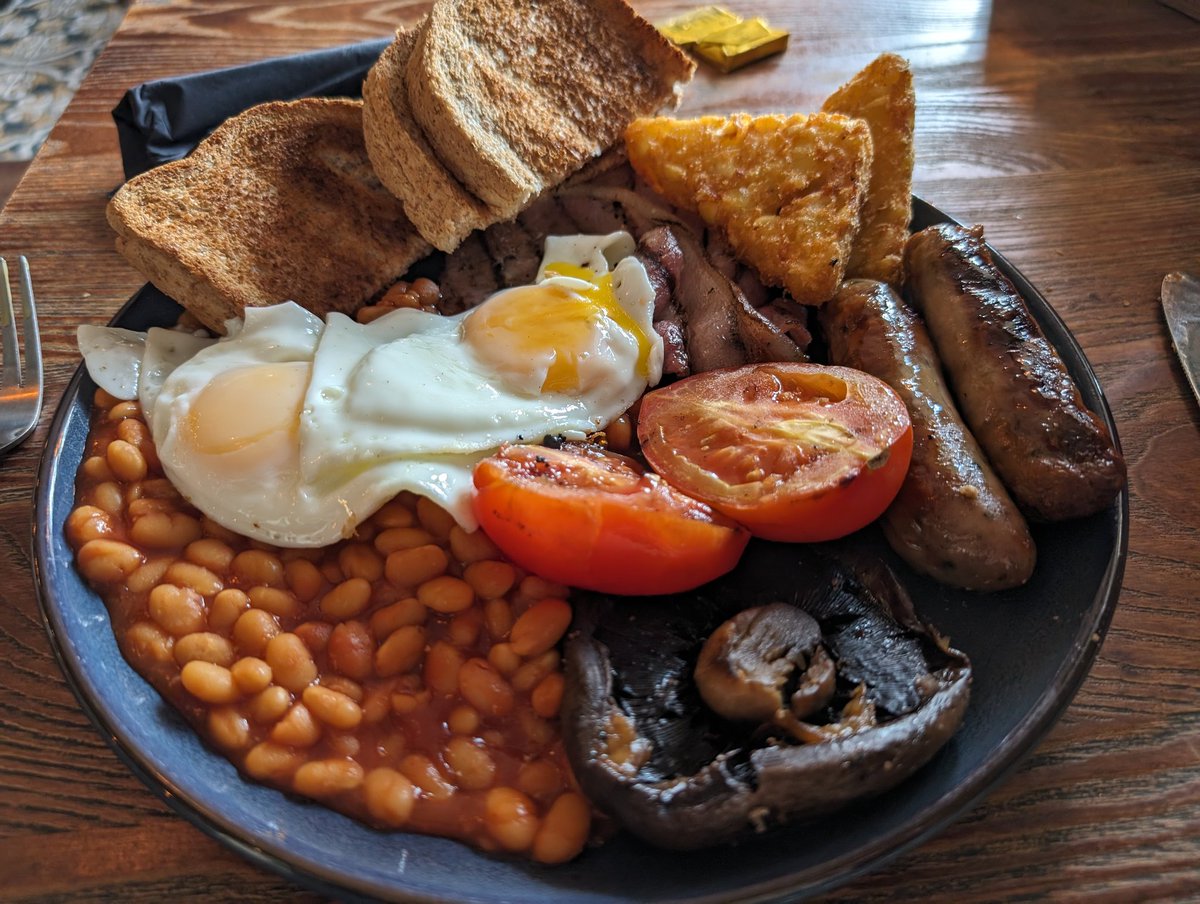 Breakfast at the Green Dragon before catching the train. Having a few days away with the Boys from the Bridstuff. 🍻🍺🍻🍺🍻🍺🍻🍺 @FryUpSociety #breakfast #fryup #fullenglish