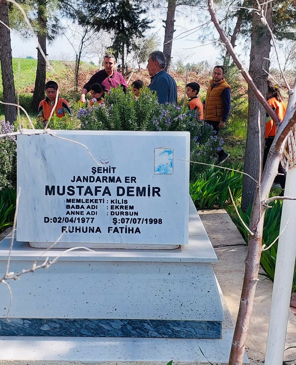 "Çevreye Duyarlıyım, Değerlerime Sahip Çıkıyorum" projesi "Vatanseverlik" değeri kapsamında okulumuz öğrencileriyle birlikte Ağcakent Köyü'nde Şehit Kabristanı ve Şehit Ailesini ziyaret ettik. Emeklerinden dolayı öğrencilerimize ve öğretmenlerimize teşekkür ederiz.