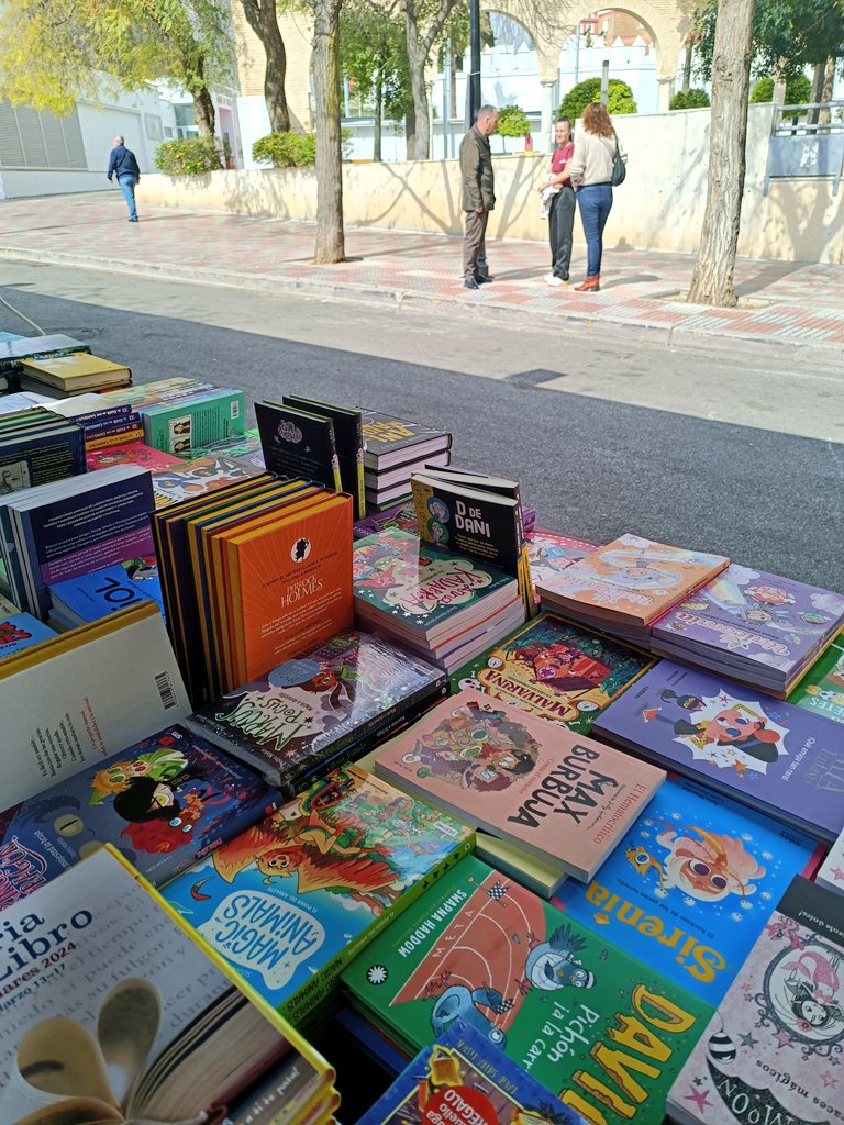 Segundo día en la #FeriaLibroTomares24. Te esperamos con las novedades en #LIJ y algunos clásicos.