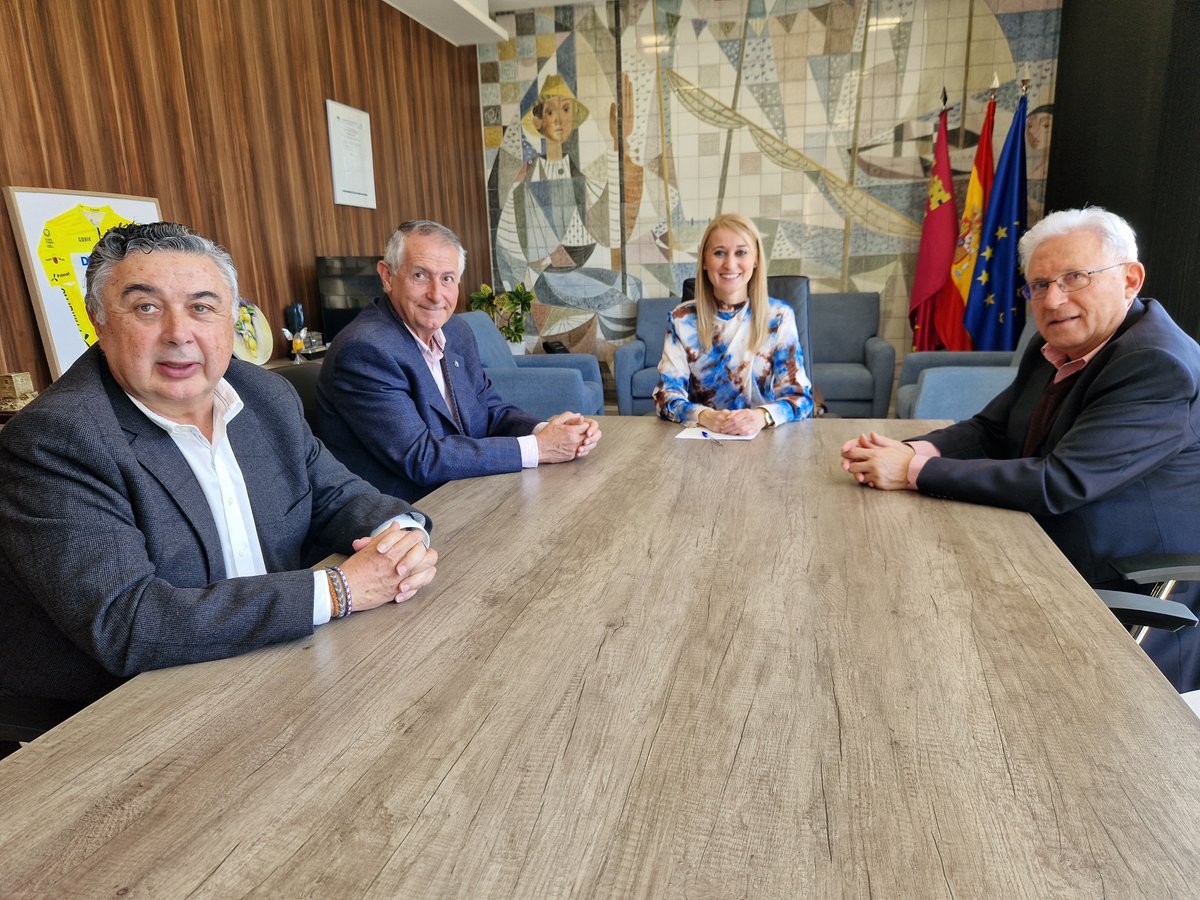 Miguel Massotti es el nuevo decano del Colegio Oficial de @PeriodistasRM. Ha sido un placer poder recibirle en @DelegGobMurcia junto a Arturo Andreu, que ha ejercido este cargo durante los últimos cuatro años, y José Manuel Serrano, vicedecano primero del Colegio.