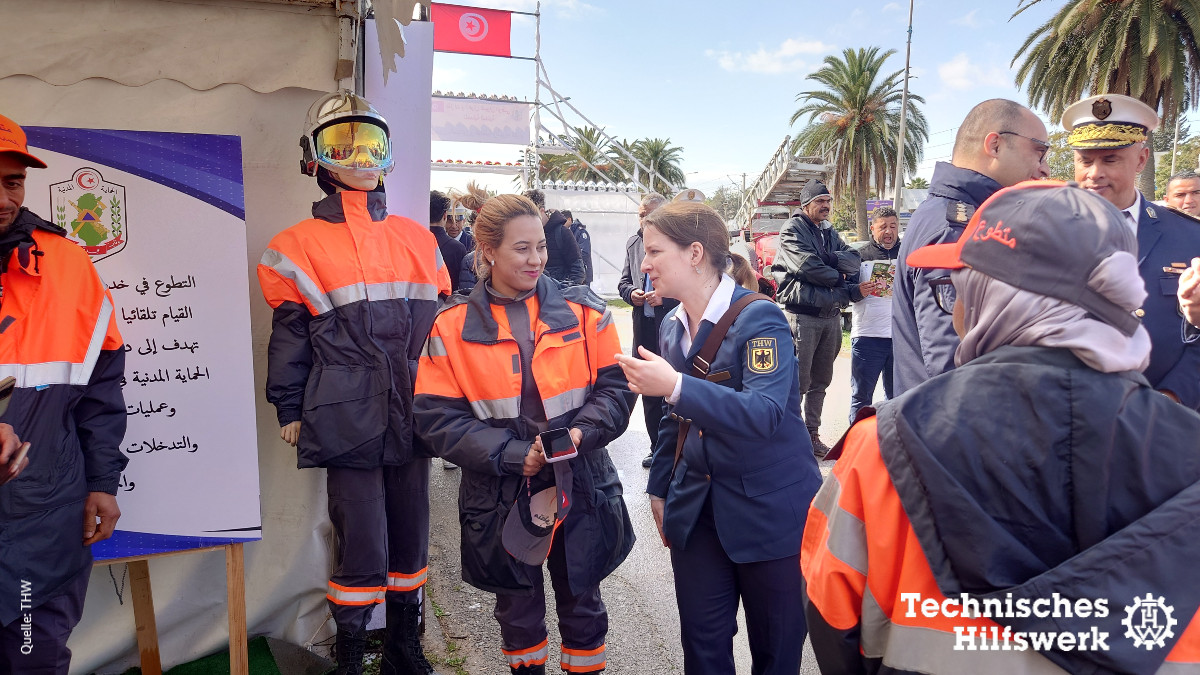 Auf Einladung des tunesischen Projektpartners #ONPC reiste eine #THW-Delegation zu den Feierlichkeiten zum Internationalen Tags des Zivilschutzes am 1. März in Tunesien. Seit 2012 unterstützt das THW dort den Aufbau des Bevölkerungsschutzes, finanziert durch @AuswaertigesAmt.