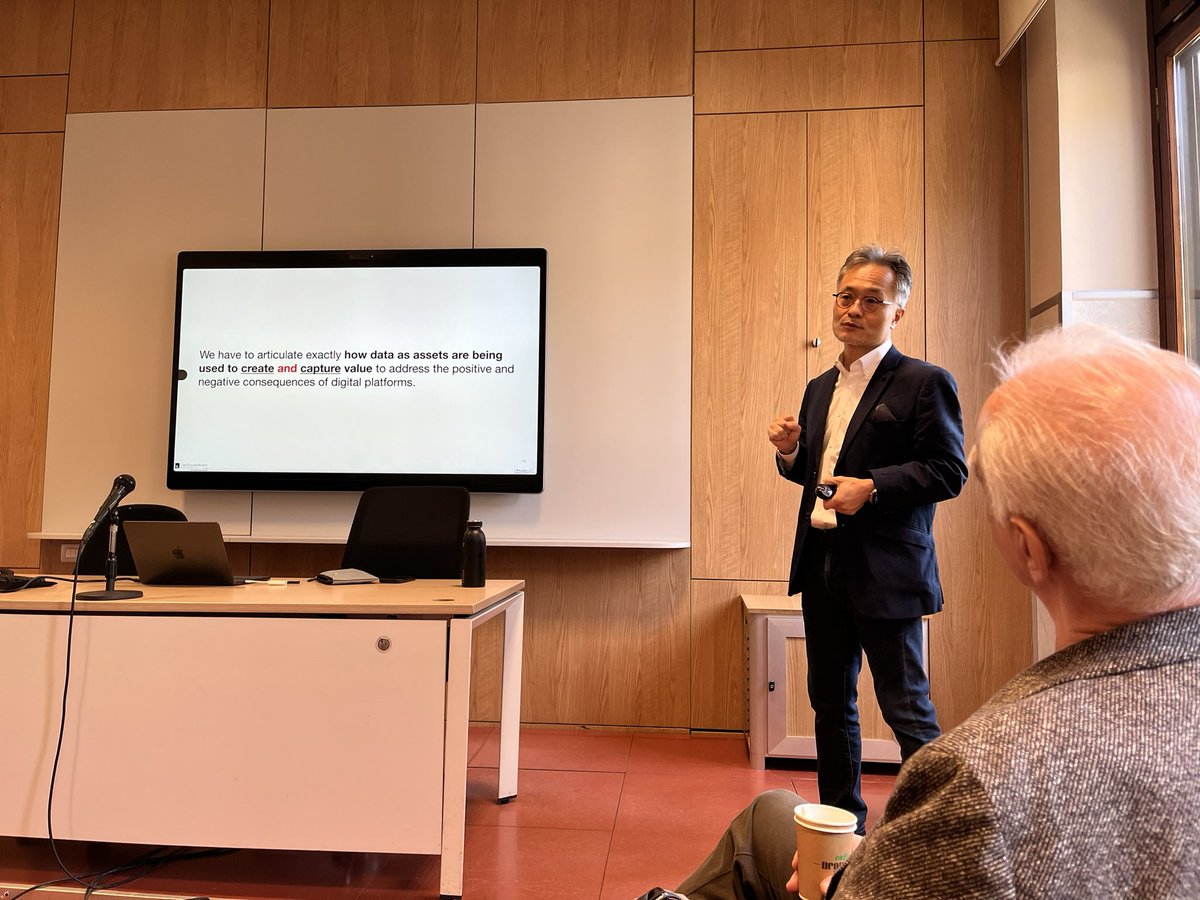 Today amazing <a href="/YoungjinYoo/">Youngjin Yoo</a> delivers a seminar on #data and #architecture and their role for platforms <a href="/UniLUISS/">Luiss Guido Carli</a>
 —welcome to Rome Youngjin! We are all thrilled to be able to converse with you and as you put it #DataRules but #Architecture matters!! 

<a href="/JannisKallinik1/">Jannis Kallinikos</a>
