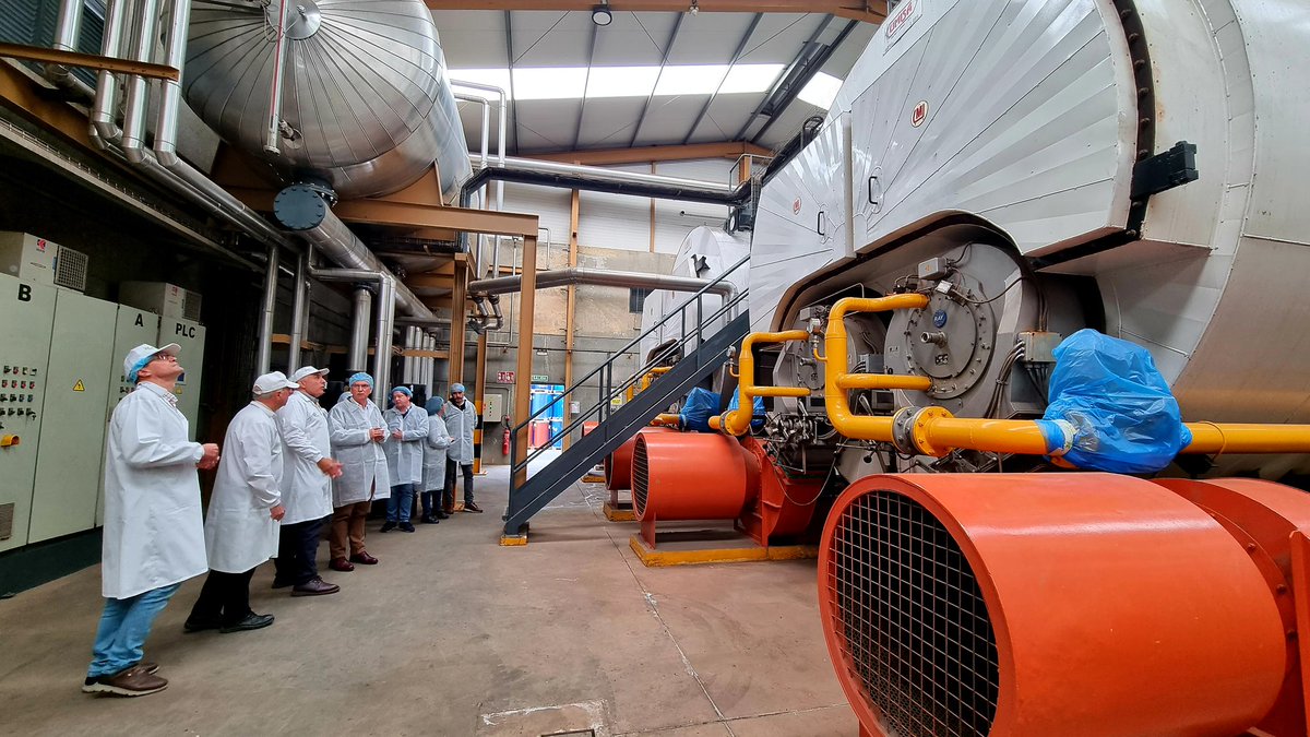 DGobExtremadura's tweet photo. 🍅El delegado, @J_L_Quintana ha visitado #Pronat Sociedad Cooperativa en #DonBenito donde ha destacado el apoyo del Gobierno a 33 empresas extremeñas en I+D+i.
☑️Pronat ha recibido 607.533€ en la última convocatoria del @CDTI_innovacion.
🔗Más info: https://t.co/rDZ9JO97hE https://t.co/Zxhm8Cov5D